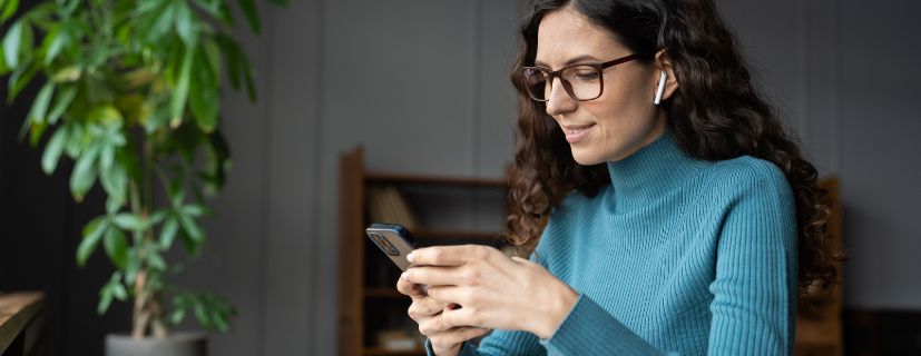 Mulher usando um celular.