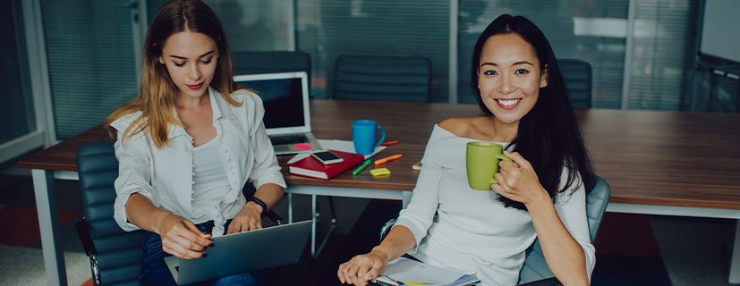 Imagem de duas mulheres em um ambiente de escritório