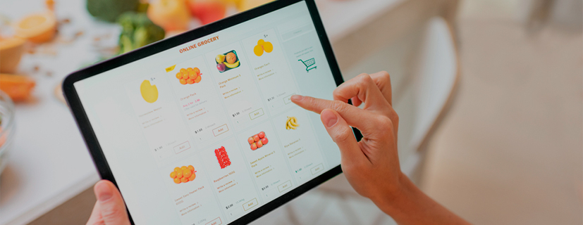Imagem de uma tela de tablet com um dedo apontando para os produtos mostrados nele