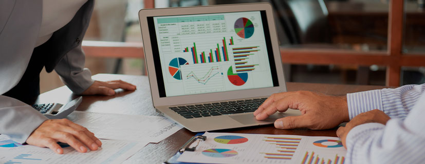 imagem de um mãos masculinas mexendo em um notebook