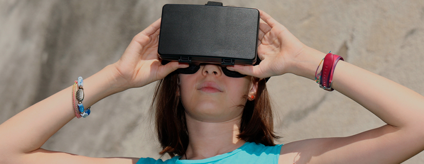 Imagem de uma mulher utilizando um óculos de realidade virtual