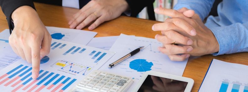 Imagem de uma mesa cheia de relatórios