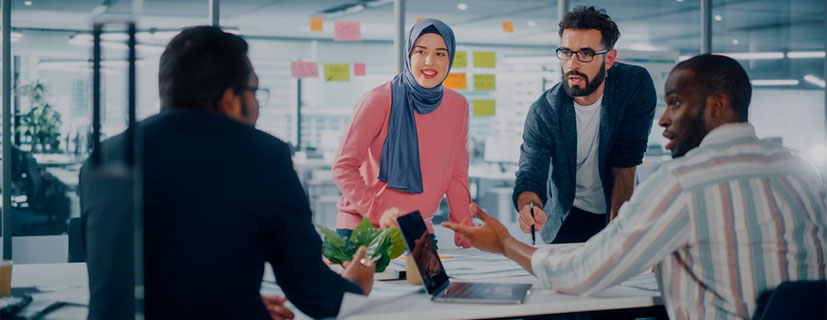 Imagem de várias pessoas conversando em volta de uma mesa de reunioes