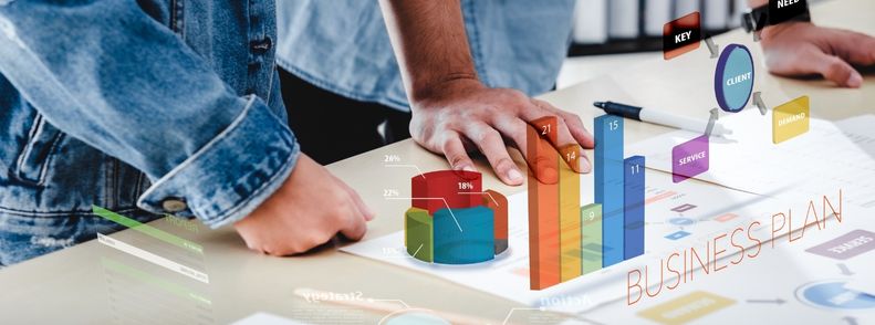 Imagem de mãos sobre uma mesa e em cima de papéis com informações
