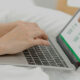 imagem de um mãos femininas mexendo em um notebook