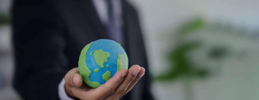 homem segurando um globo terrestre pequeno