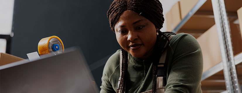 Mulher analisando os dados sobre os desafios do atacado distribuidor