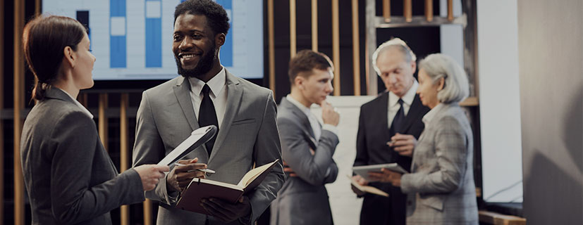 Pessoas conversando em um escritório