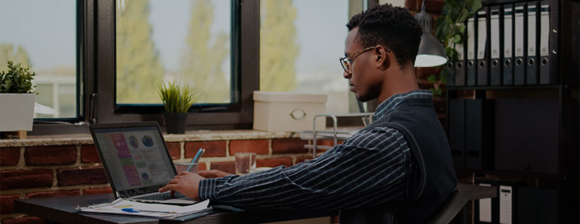 Homem mexendo no notebook e avaliando as avaliações negativas no seu e-commerce