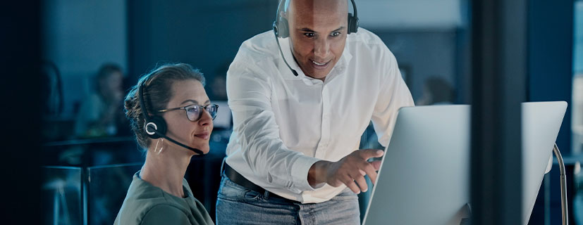 Duas pessoas olhando a tela do computador no escritório