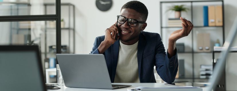 homem falando ao telefone no escritório