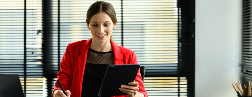 Mulher no escritório analisando os dados sobre o atacado online