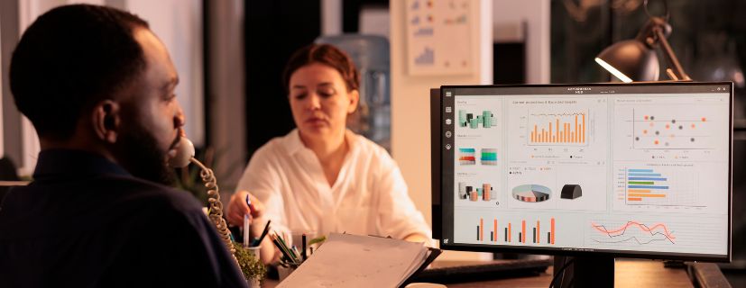 Homem e mulher no escritório em frente ao computador