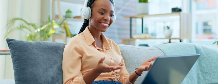 Mulher em call pelo notebook