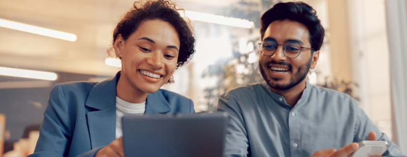 Duas pessoas, uma mulher e um homem, fazem uma análise de dados