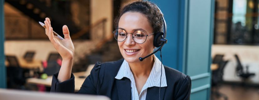 Mulher com fone de ouvido, realizando um atendimento online