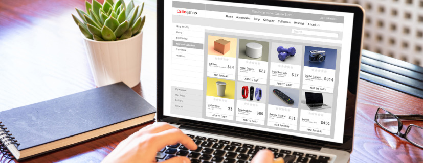 Computador com produtos na tela.